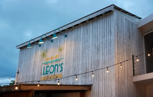 Sundays are for laid back evenings at Leon’s ! Enjoy live entertainment and the company of friends and family whilst indulging in a cuisine from a menu that’s a fusion of Caribbean classics and South East Asian fare. 

#LeonsatMeadsBay #Malliouhana #Anguilla

📸 : @ericaallenstudio