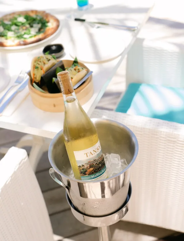 Baos, gourmet pizza, and white wine, served beachside in paradise. This is what indulgence looks like.

#LeonsatMeadsBay #Malliouhana #Anguilla 

📸: @katherineandtyler